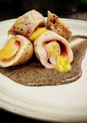 Una foto de Rollos de Pollo en Crema de Frijol