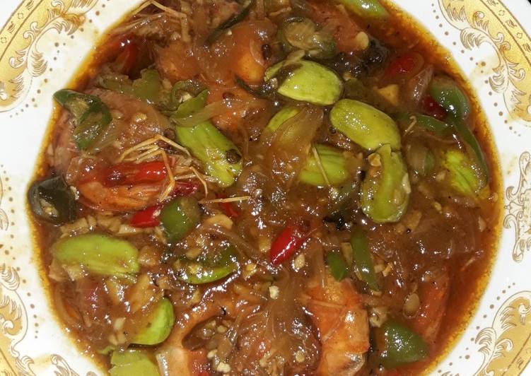 Bagaimana Menyiapkan Udang Pete Asam Manis Pedas yang Enak