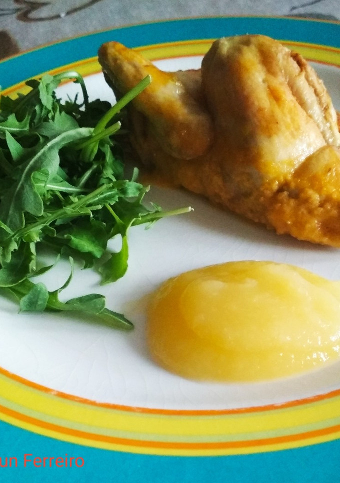 Una foto de Picantones con verduras al horno y puré de manzanas