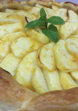 Una foto de Tarta de manzana con hojaldre y crema pastelera 🍏