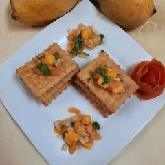 A picture of 🌹🌹Mango Salsa with Crackers 😋🌹🌹.