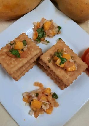A picture of 🌹🌹Mango Salsa with Crackers 😋🌹🌹.