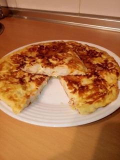 Una foto de Tortilla de palitos de cangrejo, queso crema y atún