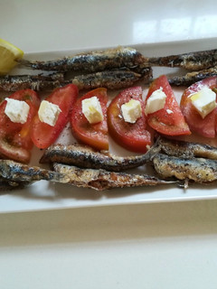 Una foto de Boquerones con tomate y queso de cabra