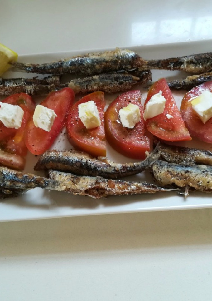 Una foto de Boquerones con tomate y queso de cabra