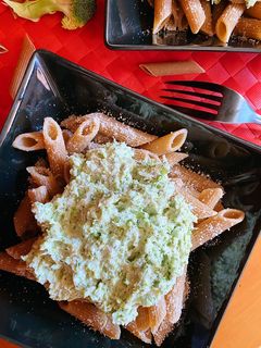 Una foto de Pasta integral con salsa de queso y brócoli