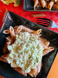 Una foto de Pasta integral con salsa de queso y brócoli