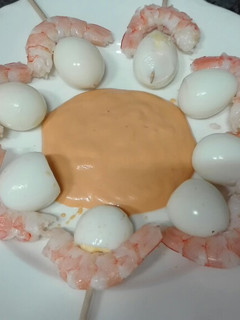 Una foto de Huevos codorniz con langostinos
