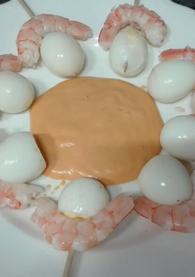 Una foto de Huevos codorniz con langostinos