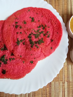 பீட்ரூட் பார்ஸ்லி ஊத்தப்பம் (beetroot Barley Uthappam Recipe in TAmil) செய்முறை முக்கிய புகைப்படம்