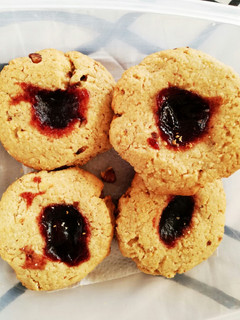 Una foto de Galletitas de avena nueces y mermelada