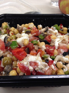 Una foto de Ensalada de garbanzos a la vinagreta con queso Burrata