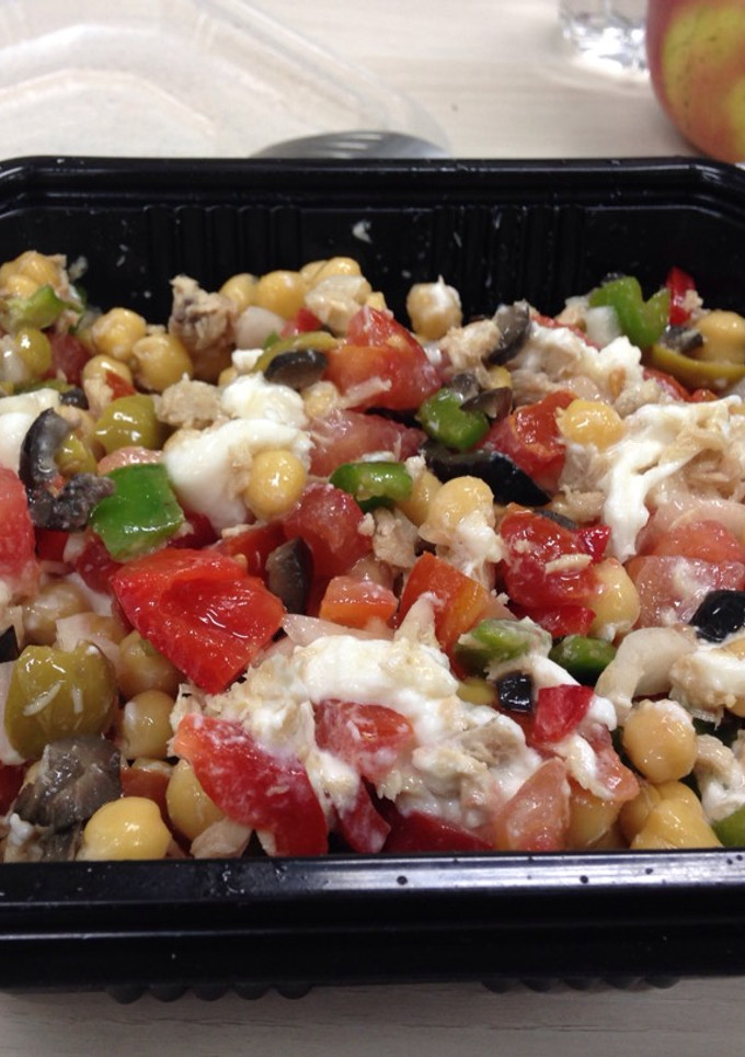 Una foto de Ensalada de garbanzos a la vinagreta con queso Burrata