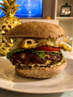 Una foto de HAMBURGUESA CASERA + PAN CASERO