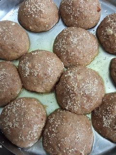ચુરમાના લાડુ (Churma Laddu Recipe In Gujarati) રેસીપી મુખ્ય ફોટો