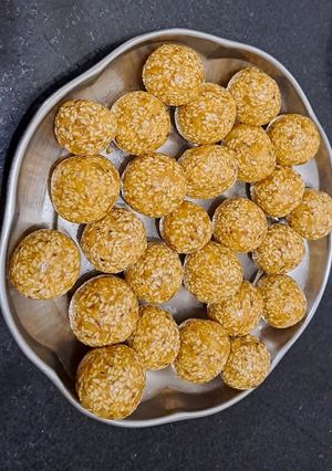तीळगुळ (Tilgul Ladoo Recipe In Marathi) रेसिपी चे मुख्य फोटो 