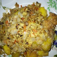 A picture of Fried potatoes in scramble eggs.