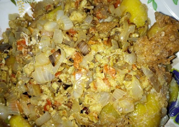 Fried potatoes in scramble eggs