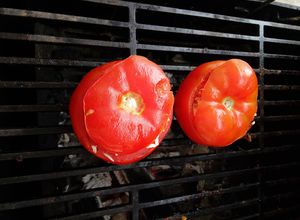 Una foto de Jitomates (Tomates) Bola Rellenos