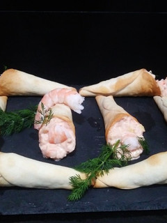 Una foto de Conos rellenos de langostinos, queso y piña