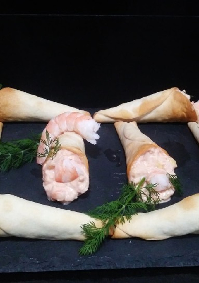 Una foto de Conos rellenos de langostinos, queso y piña