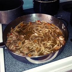 A picture of Shrimp & white clam sauce linguini.