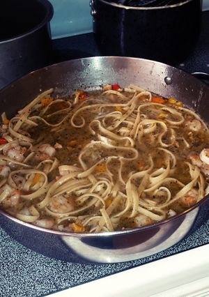 A picture of Shrimp & white clam sauce linguini.