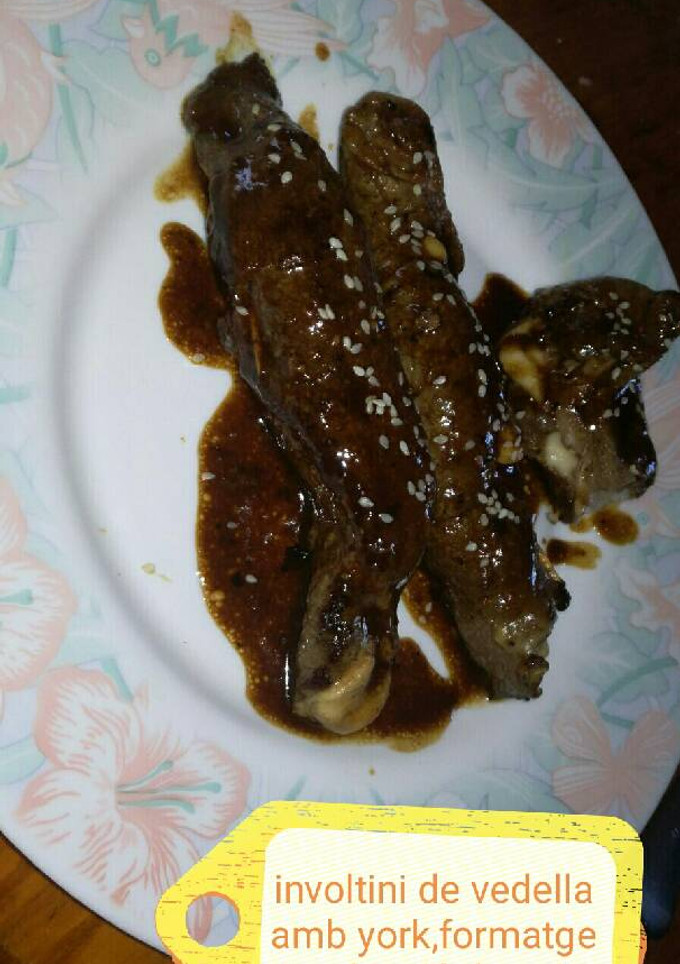 Una foto de Involtini de ternera con queso de cabra y salsa de hoisin