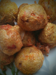 A picture of Tuna yam balls.