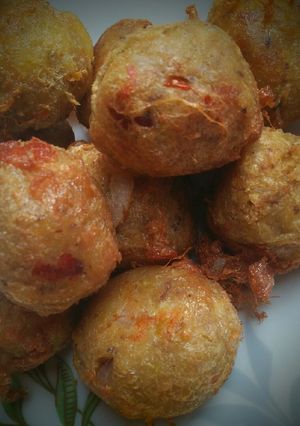 A picture of Tuna yam balls.