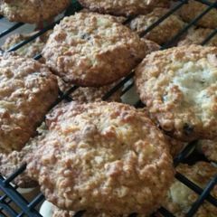 A picture of Blue Cheese Oatmeal Cookies with Cranberries.