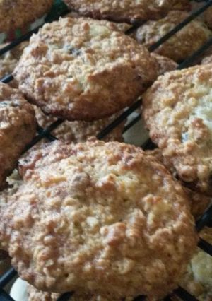 A picture of Blue Cheese Oatmeal Cookies with Cranberries.
