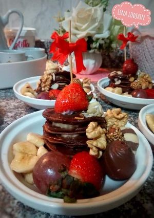 صورة لوصفة ميني بان كيك 🥞🍯 بتقديم بسيط 🍌🍓🍇🍫🥜