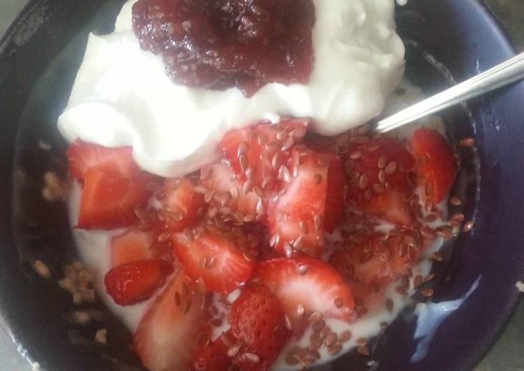 Recipe of Quick Strawberries n&#39; Cream Oatmeal