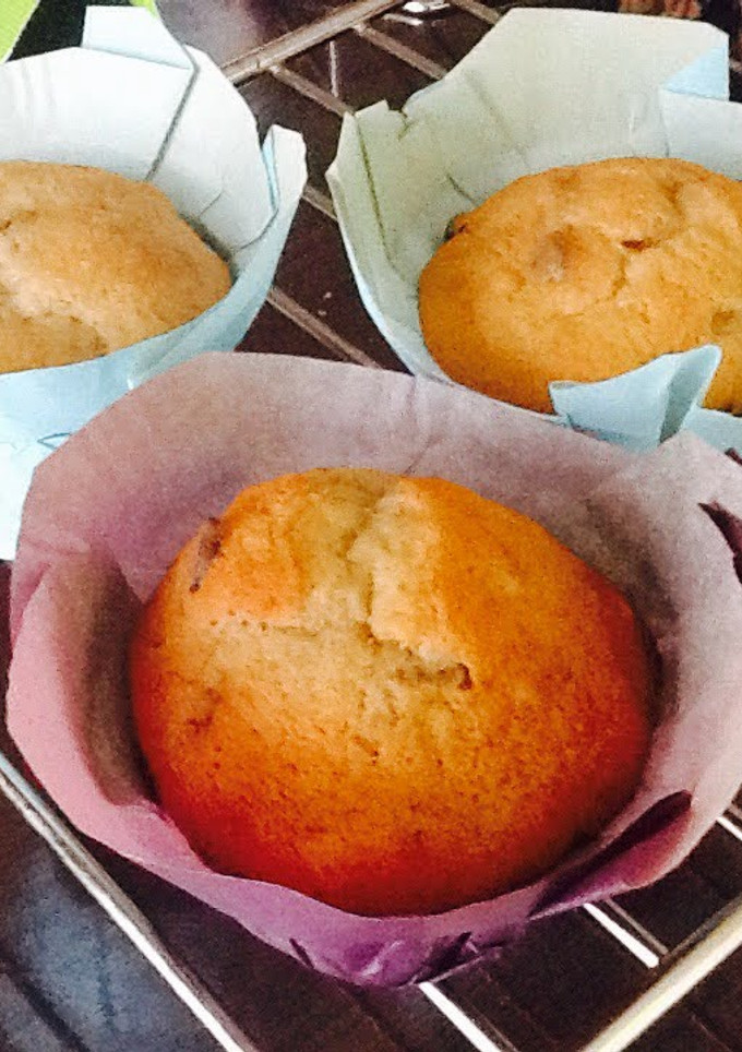 A picture of Banana/Chocolate Chips Muffins.