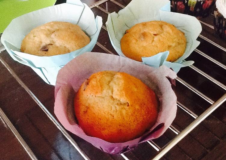 How to Prepare Quick Banana/Chocolate Chips Muffins
