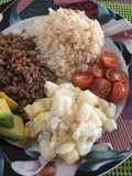 Arroz encebollado con ensalada de papas y carne