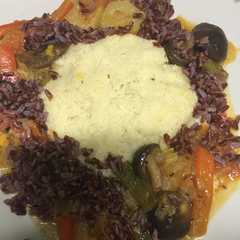 Una foto de Verduras con arroz rojo y couscous