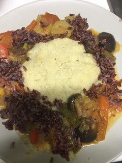 Una foto de Verduras con arroz rojo y couscous
