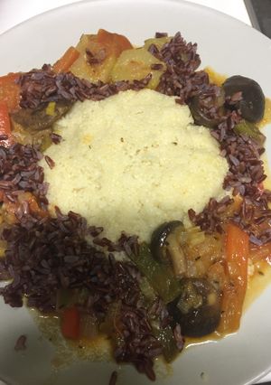 Una foto de Verduras con arroz rojo y couscous