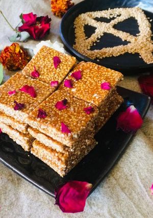 તલની ચીકી (Til Chiki Recipe In Gujarati) રેસીપી મુખ્ય ફોટો