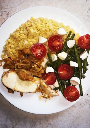Pikáns fokhagymás sült csirkemell fűszervajas zöldbabbal recept fotója