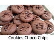 Gambar chocolate chip cookies di oven