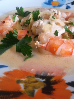 Una foto de Filete de pescado y camarones al vino blanco y naranja