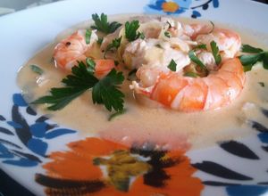 Una foto de Filete de pescado y camarones al vino blanco y naranja