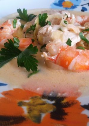 Una foto de Filete de pescado y camarones al vino blanco y naranja