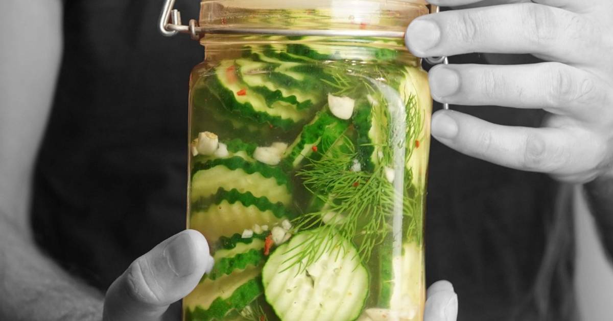 соленые огурчики корнишоны. банка с огуречной водой. маринованные огурцы в банке в холодильнике. пикули огурцы. огурцы без стерилизации.