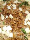Pasta con vegetales y crutons