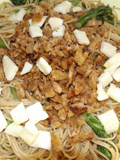 Una foto de Pasta con vegetales y crutons