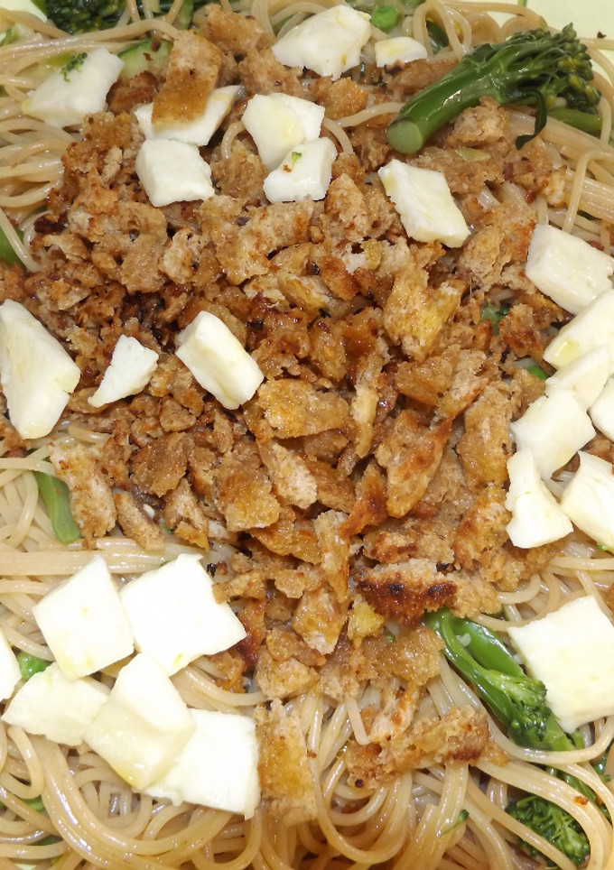 Una foto de Pasta con vegetales y crutons